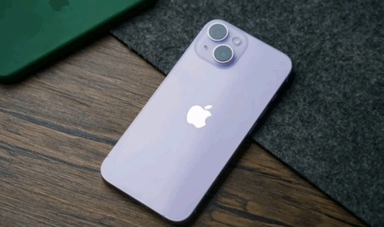iPhone 15系列更新至iOS 18遭遇电量骤降与性能卡顿困扰